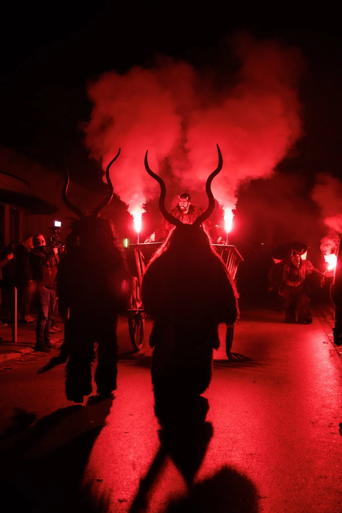 Luzifer zieht auf dem Streitwagen ein, umgeben von Krampussen und roten Fackeln