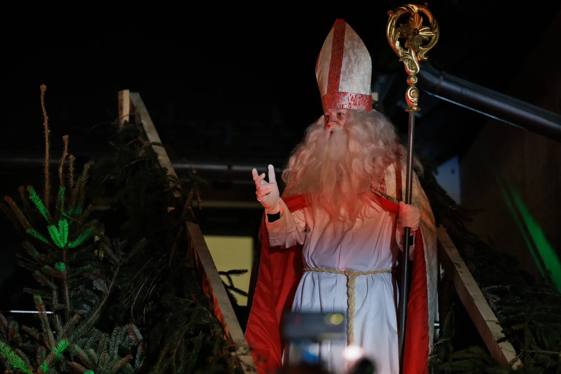 Der Nikolaus erscheint mit Mitra und Bischofsstab
