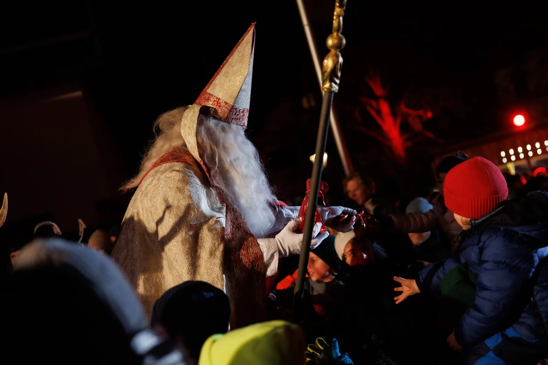 Der Nikolaus verteilt Nikolaus-Sackerl an die Kinder