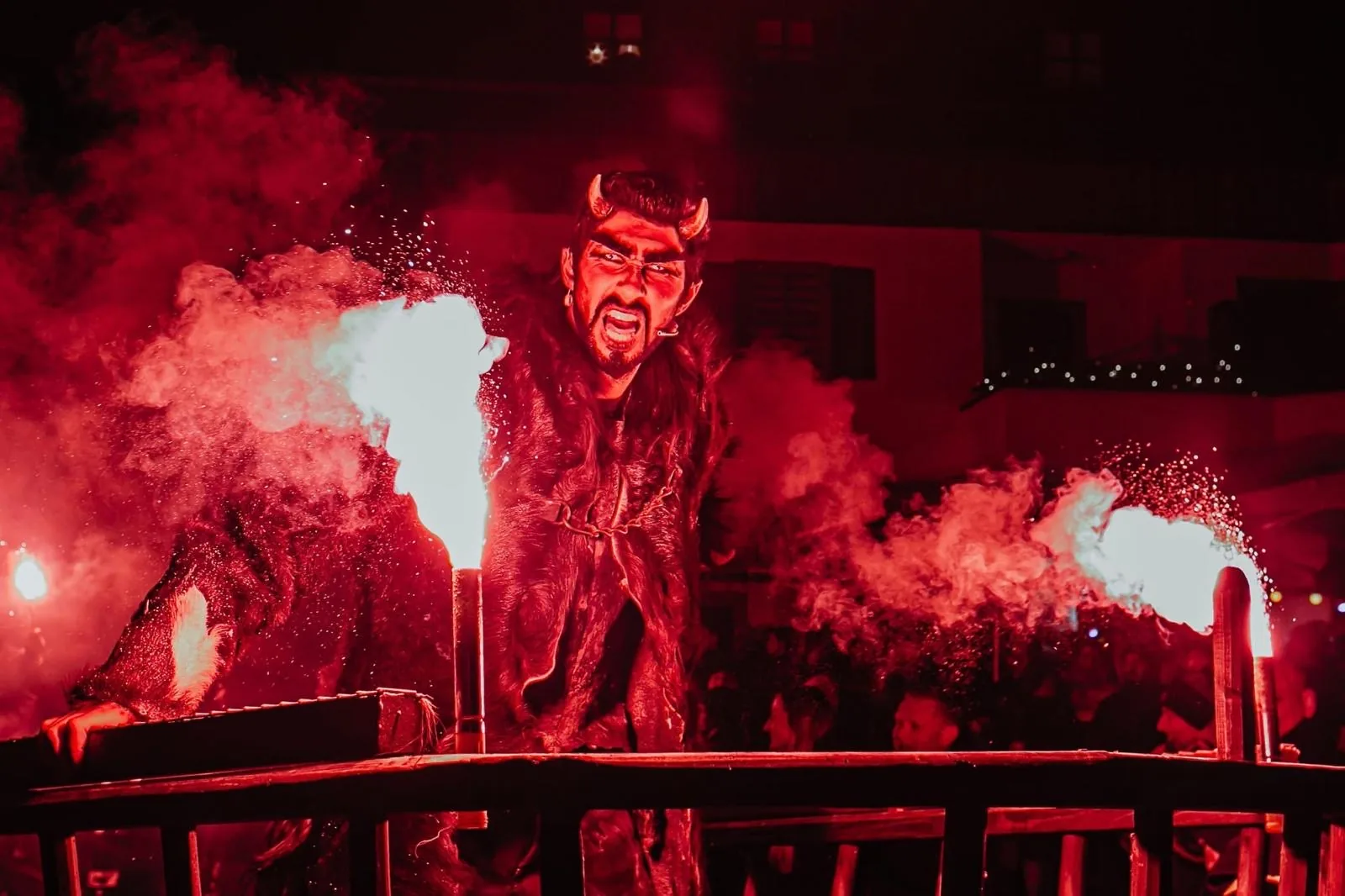 Ein Teufel zwischen roten Pyro-Fontänen